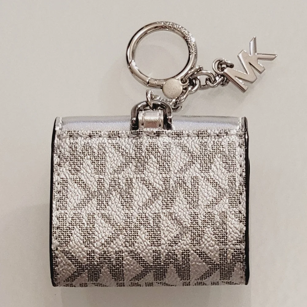 NWT Michael Kors MK Jet Set Travel Airpod Earpod Case Coinpurse Keychain Silver - Picture 3 of 8